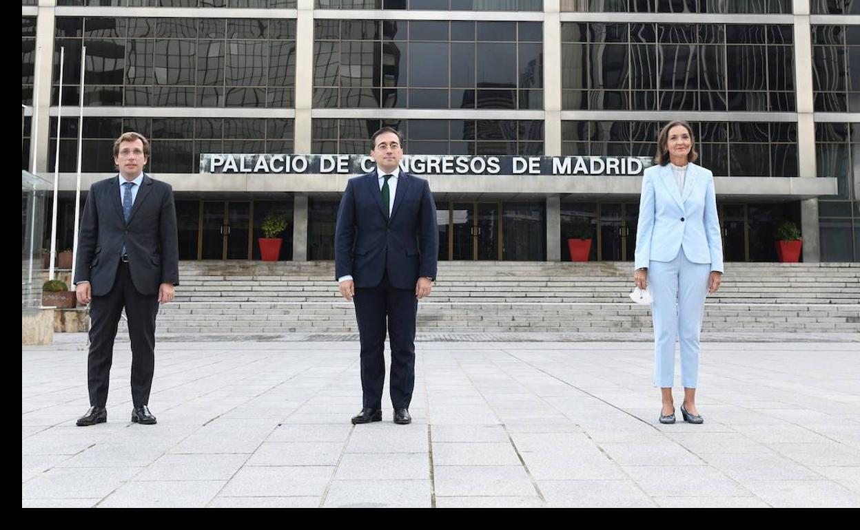 El ministro de Asuntos Exteriores José Manuel Albares, el alcalde de Madrid José Luis Rodríguez Almeida, y la ministra de Industria, Comercio y Turismo Reyes Maroto, el pasado día 15 en la presentación del Palacio de Congresos de Madrid como sede de la organización mundial.