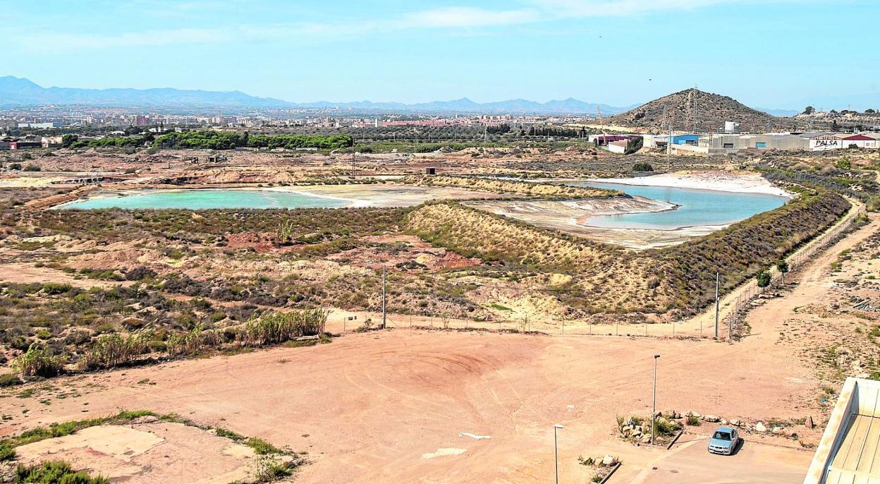 Vista de dos de las balsas de residuos industriales, en los antiguos terrenos de Española del Zinc en Torreciega. La imagen fue tomada ayer. 