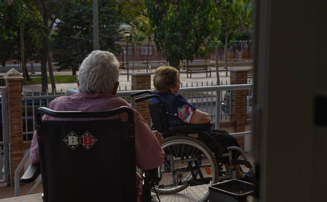 Dos ancianos en una residencia de mayores de la Región, en una imagen de archivo.