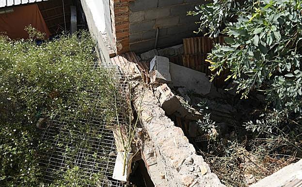 Escombros en el patio de un vecino. 