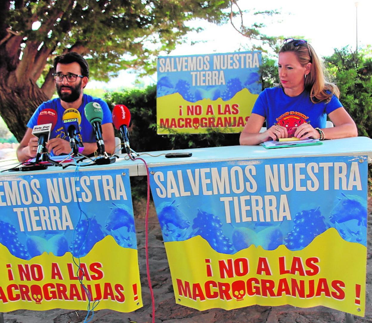 Miguel Trigueros y Cati González, ayer por la mañana en La Celia. 