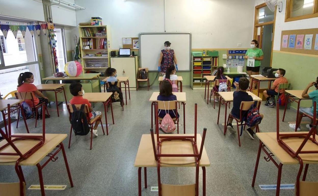 Varios alumnos en una clase de un colegio de Murcia, en una imagen de archivo.