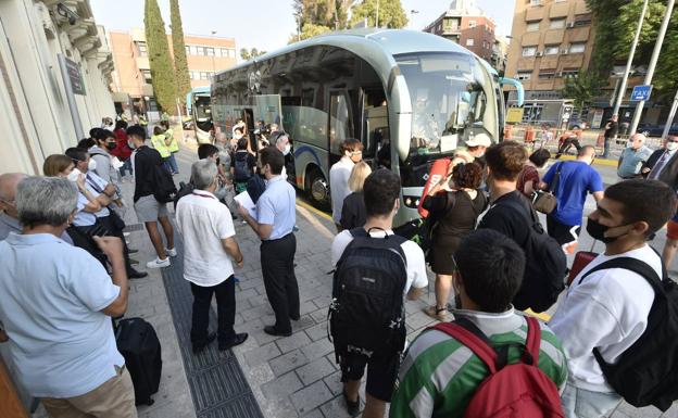 Decenas de personas esperan para coger el bus alternativo al tren de Cercanías, este viernes, en Murcia.