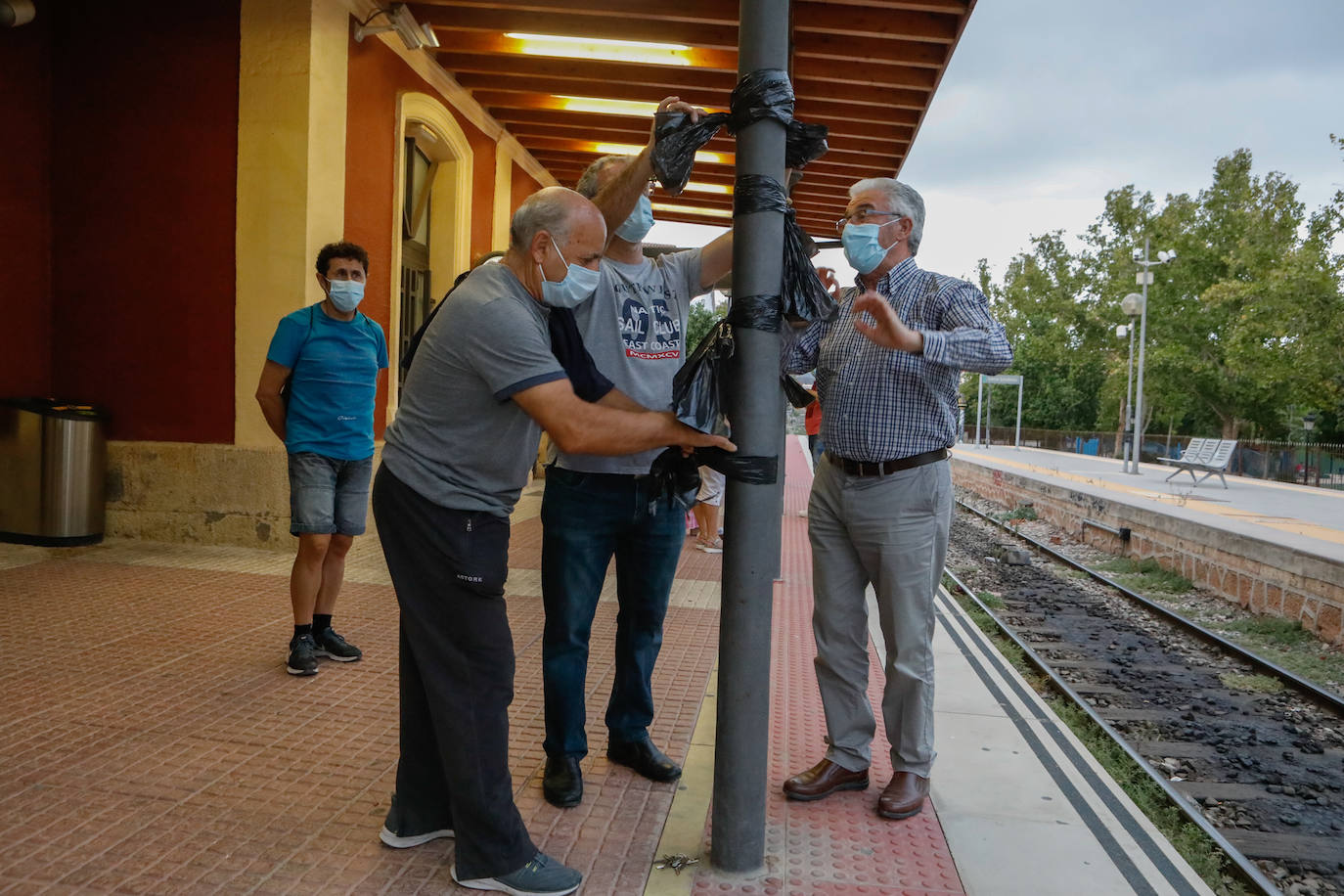 Fotos: Protesta en Lorca con crespones negros