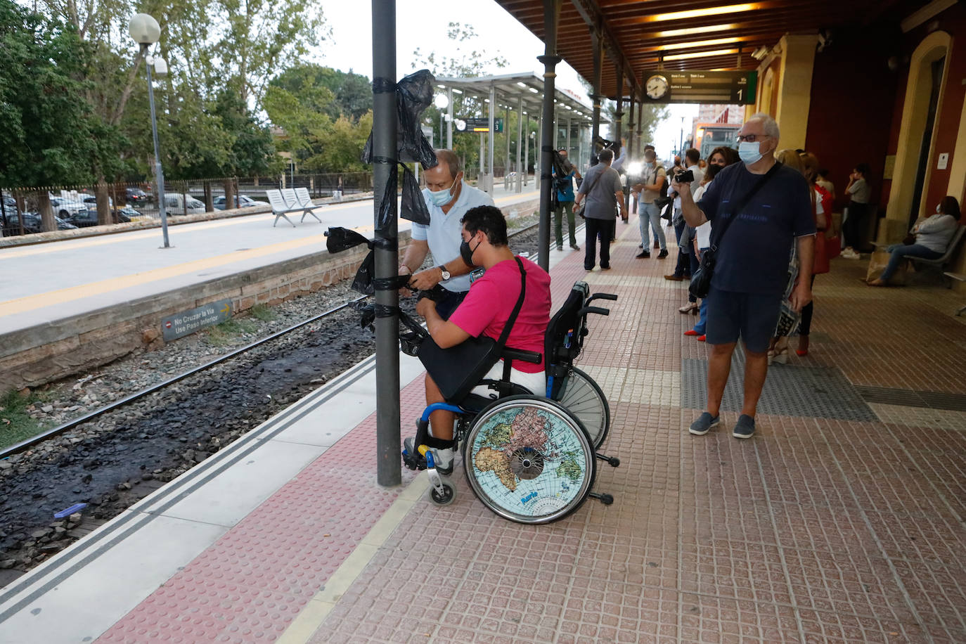 Fotos: Protesta en Lorca con crespones negros