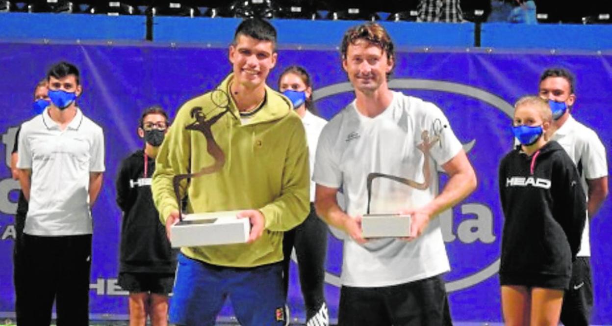 Alcaraz y Ferrero, anoche tras su partido en Villena. 