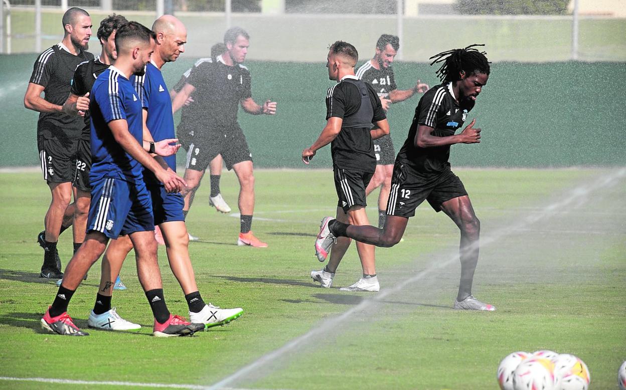 Varios futbolistas del Efesé calientan en los instantes previos a empezar la sesión de trabajo del pasado jueves, en las instalaciones de Pinatar Arena. 