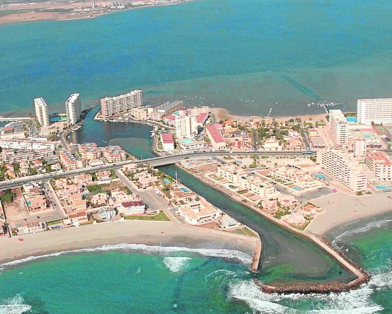 Vista del canal de Marchamalo, con el Mar Menor al fondo.