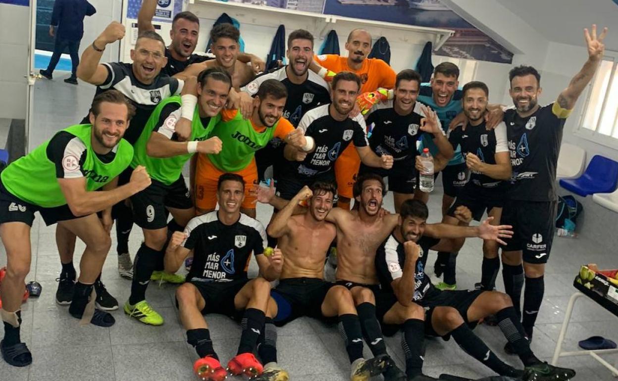 Los jugadores del Mar Menor celebran la victoria frente al Melilla.