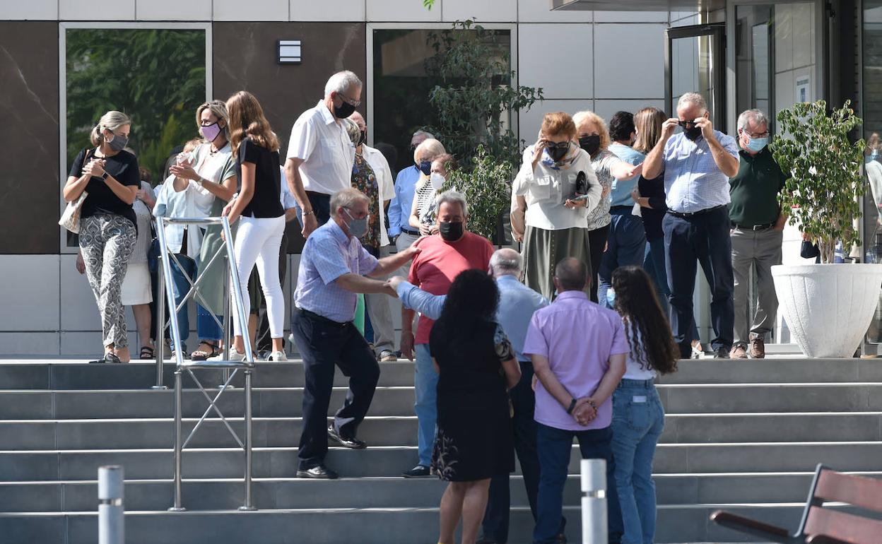 Familiares y amigos de Sánchez Bautista, este domingo, en el Tanatorio de Jesús de Murcia.