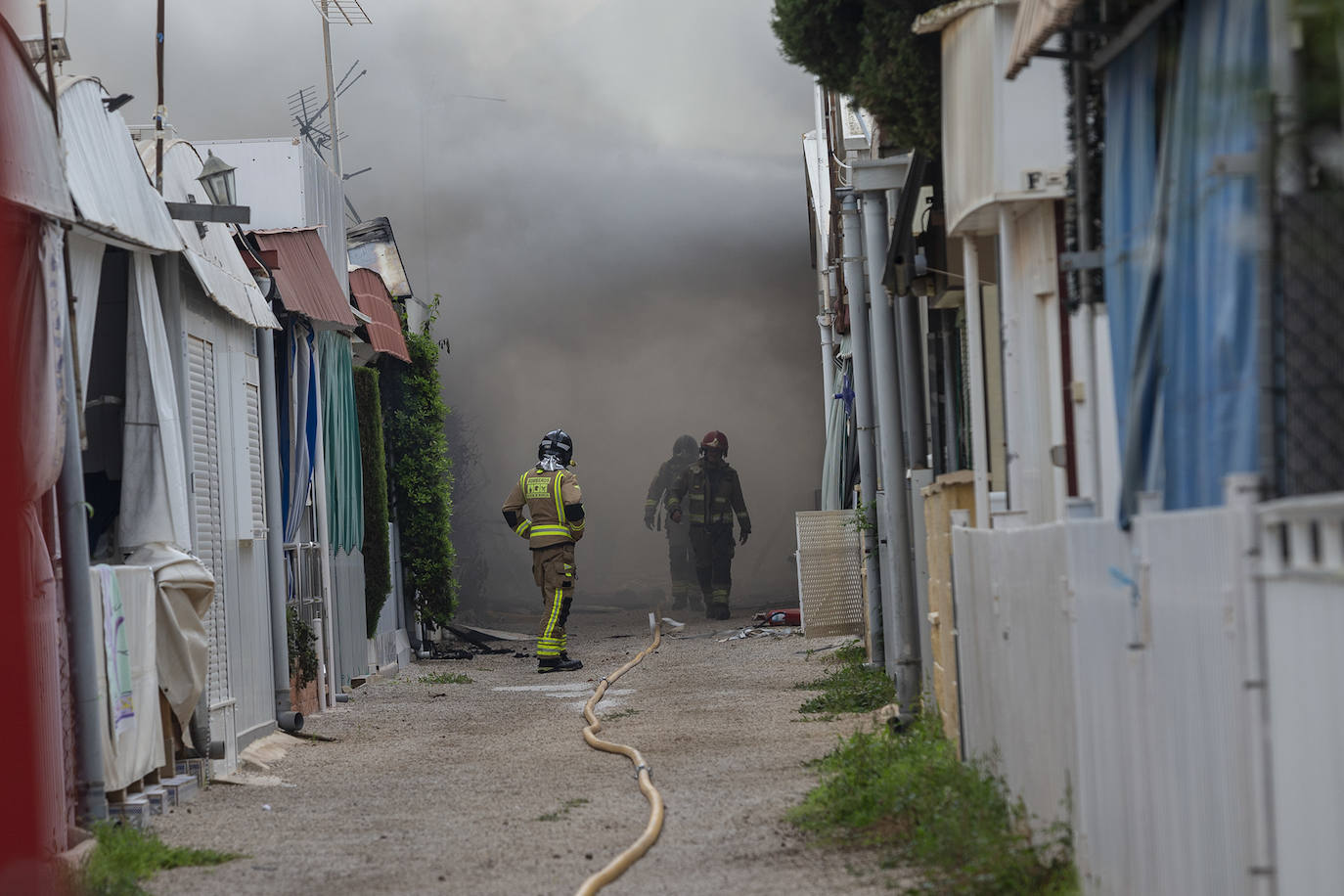 Fotos: El incendio del camping Caravaning de La Manga, en imágenes