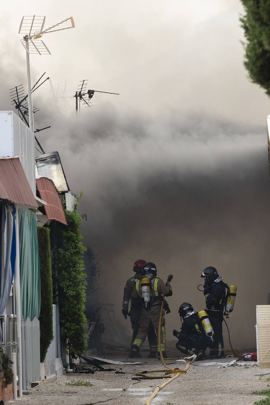 Fotos: El incendio del camping Caravaning de La Manga, en imágenes