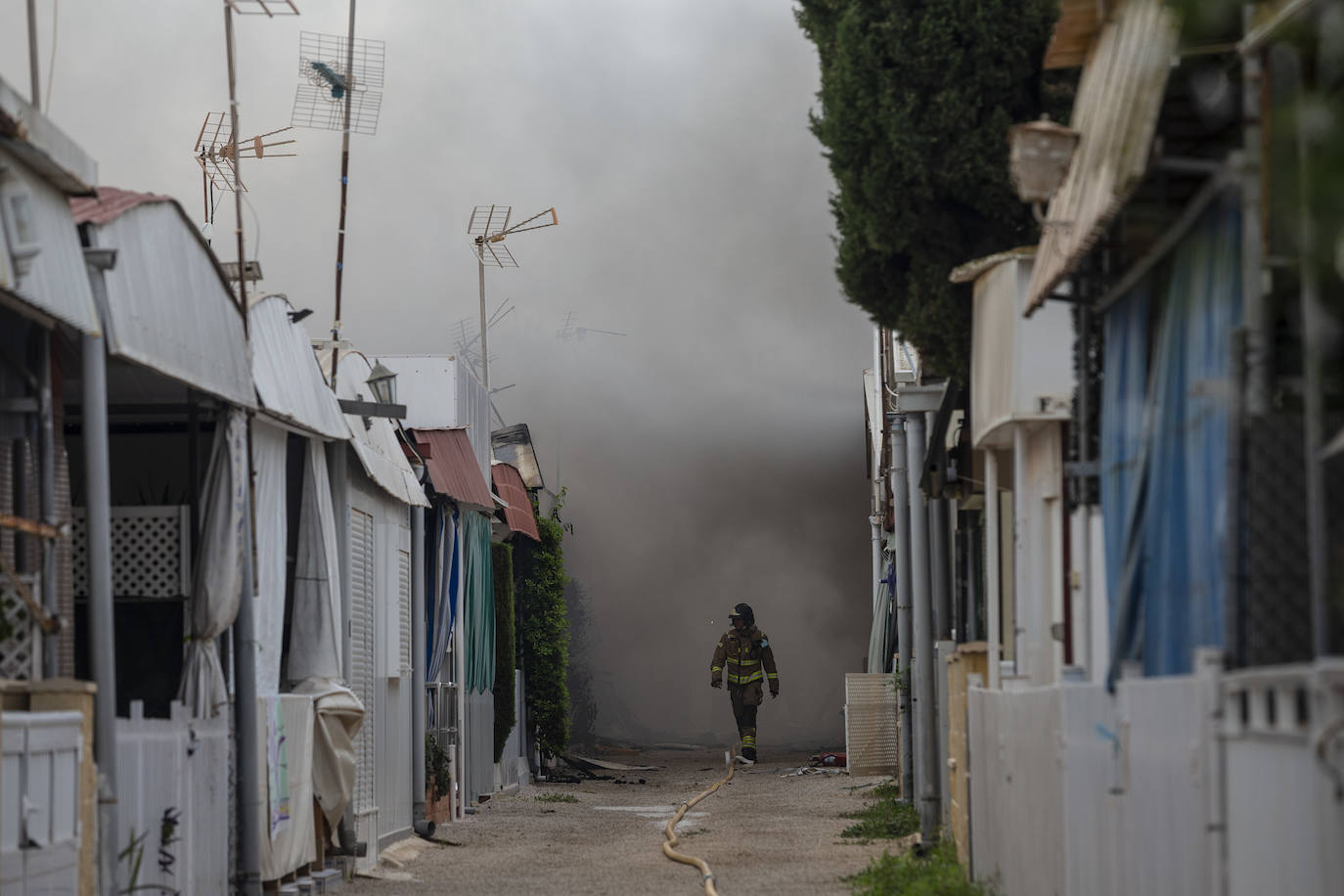 Fotos: El incendio del camping Caravaning de La Manga, en imágenes