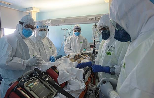 Sanitarios atienden a un paciente de Covid en la UCI del Morales Meseguer.