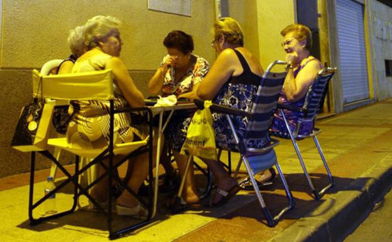 Vecinas de Murcia, intentando soportar el calor en la calle, en una imagen de archivo. 