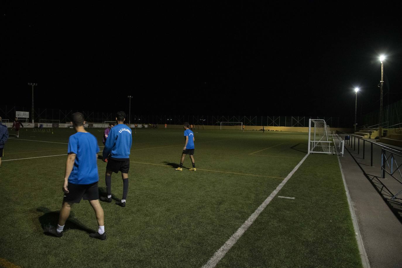 Fotos: Pases «a ciegas» y goles en «penumbra»