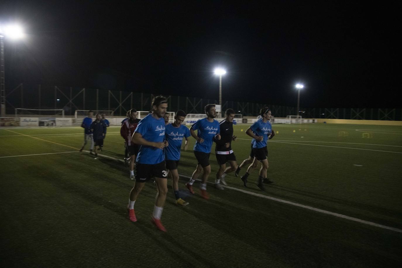 Fotos: Pases «a ciegas» y goles en «penumbra»