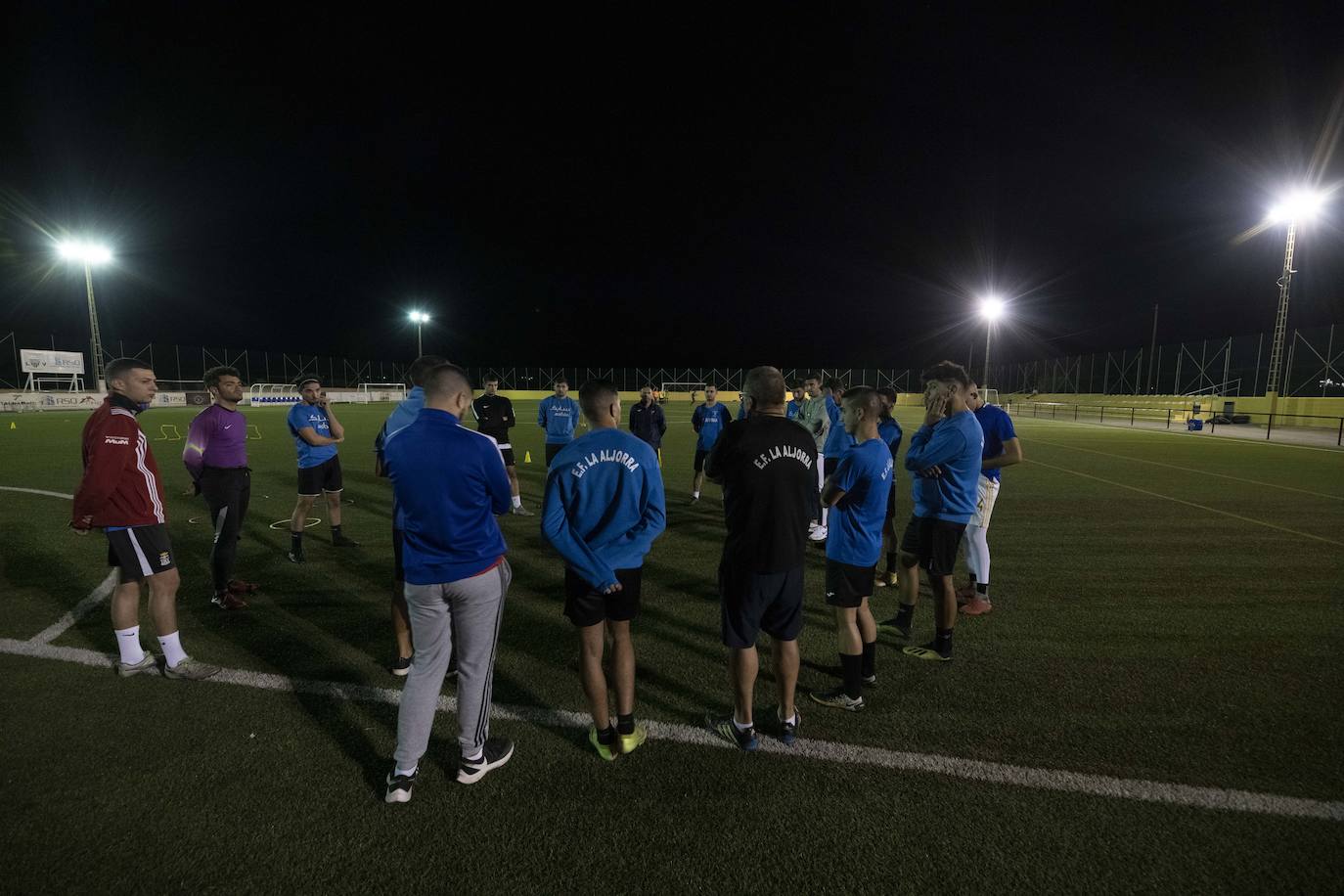 Fotos: Pases «a ciegas» y goles en «penumbra»