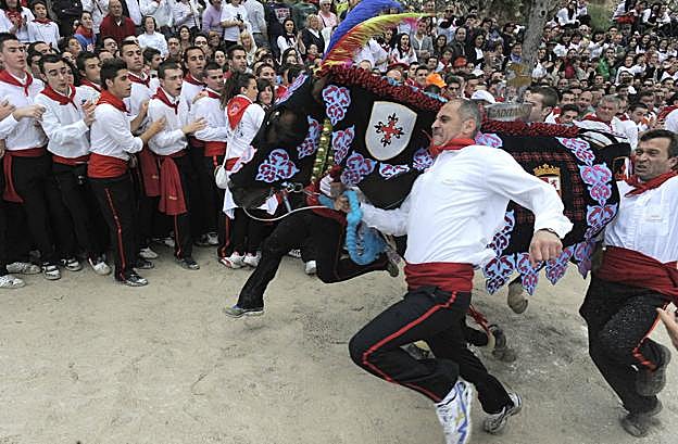La belleza del caballo, el arte en los bordados para enjaezarlo y la destreza de los mozos, junto a la fuerza del animal, para la carrera, son los elementos más significativos de este festejo.