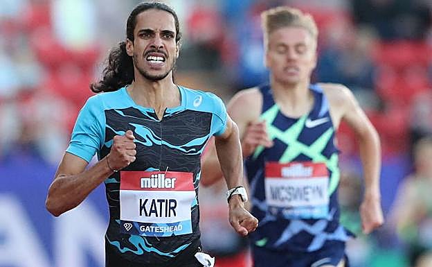 Katir dirigiéndose a meta en la final de los 3.000 m en la Diamond League (British Grand Prix) en Gateshead, el 13 de julio de 2021.
