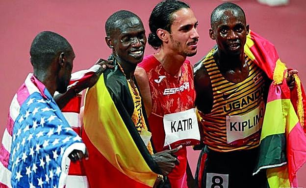 Mo Katir con Joshua Cheptegei, plusmarquista de 5.000 metros y ganador de la final olímpica en Tokio, y Jacob Kiplimo, subcampeón de la prueba.