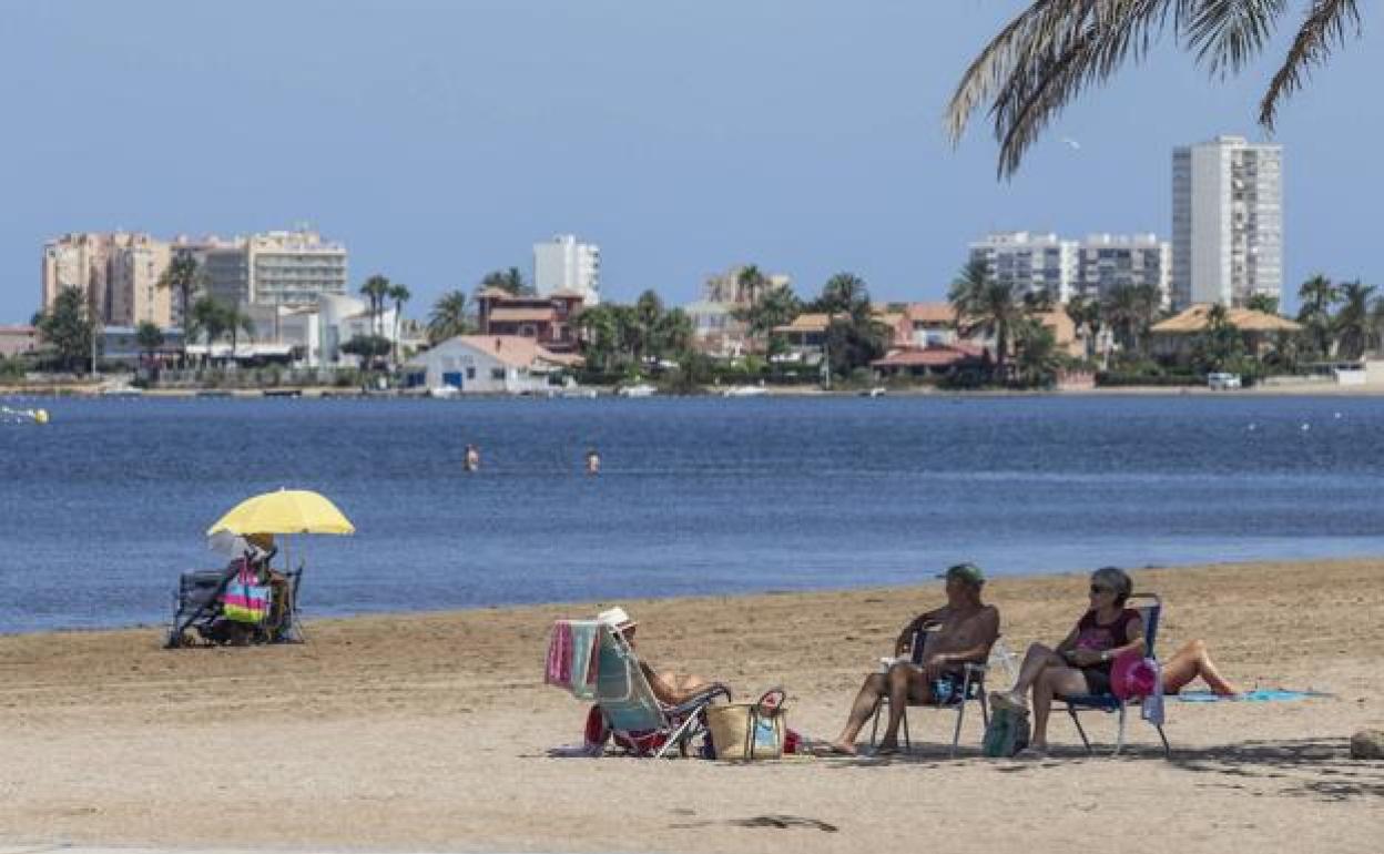 Bañistas en el Mar Menor, en una imagen de archivo. 