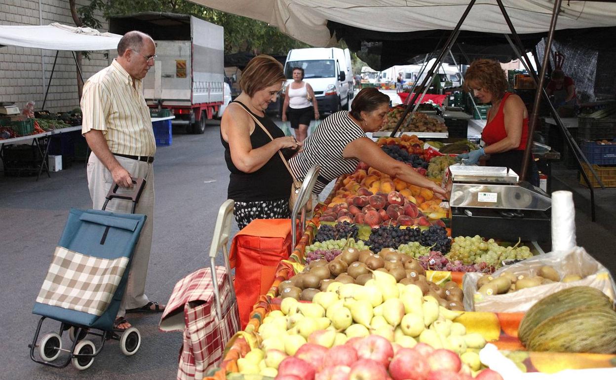 Imagen de arcfhivo del mercado semanal de Alcantarilla. 