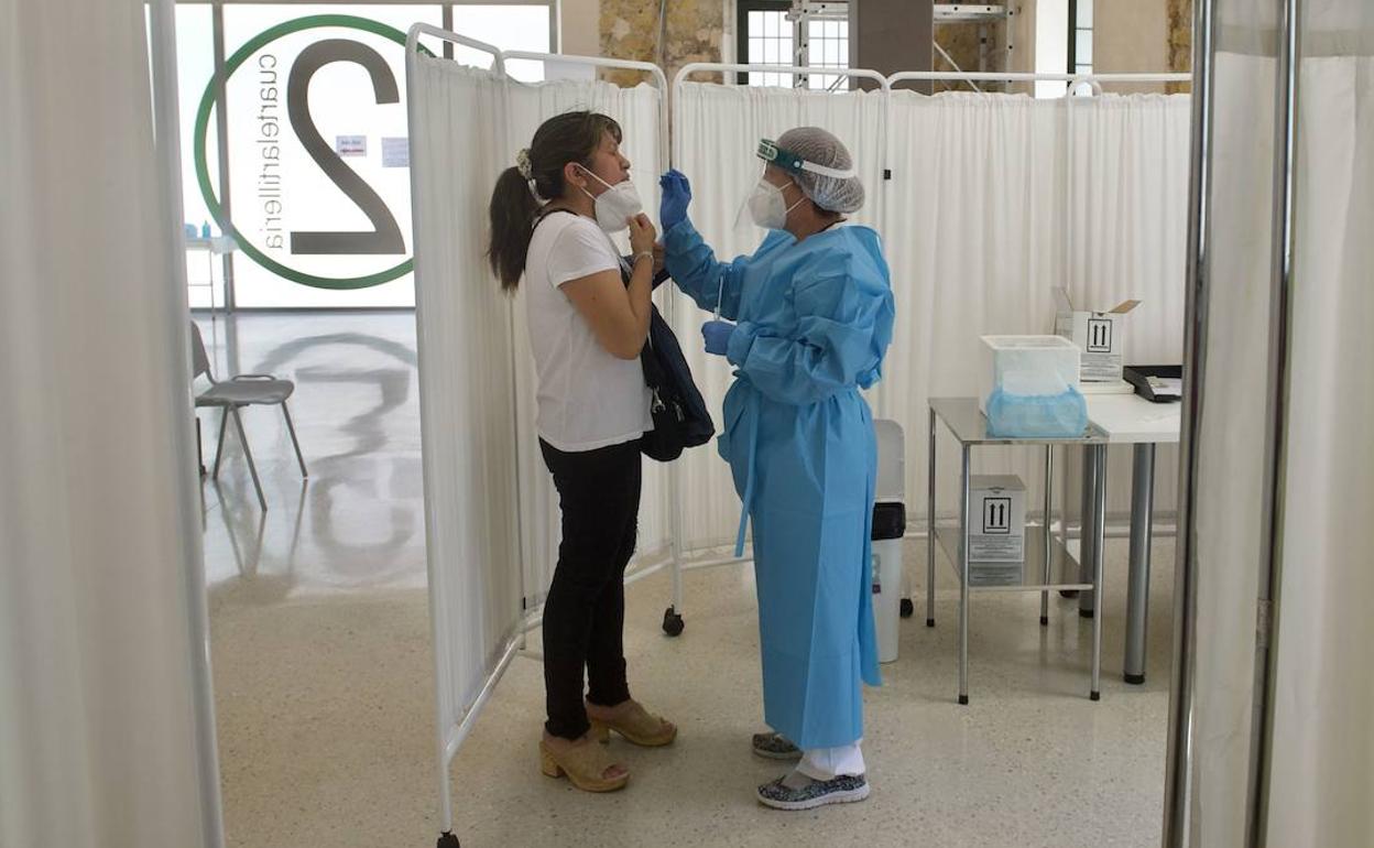 Un sanitario realiza una prueba de detección de la Covid a una paciente, en una fotografía de archivo.