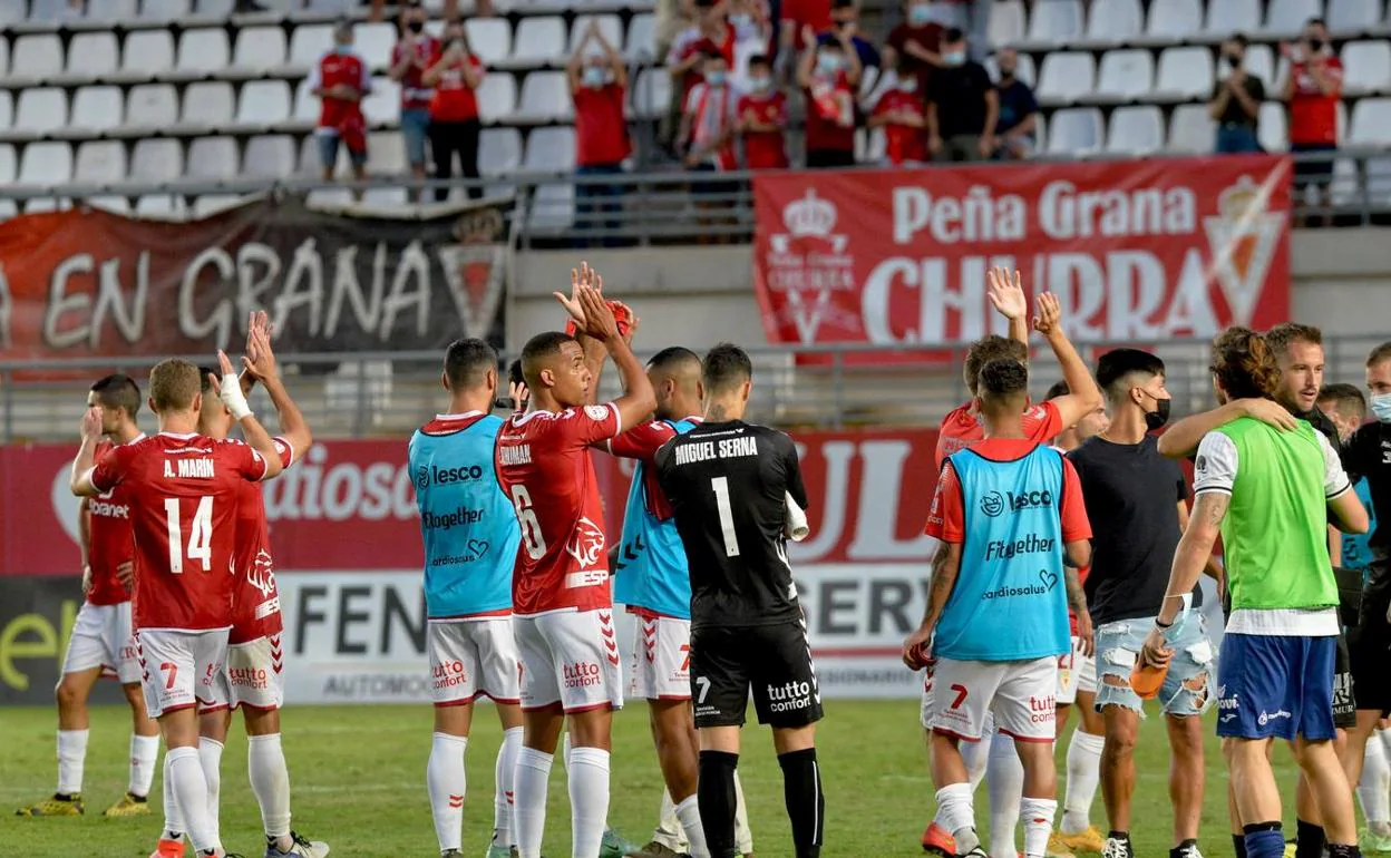 Jugadores del Real Murcia saludan a la afición en el Enrique Roca en una imagen de archivio. 