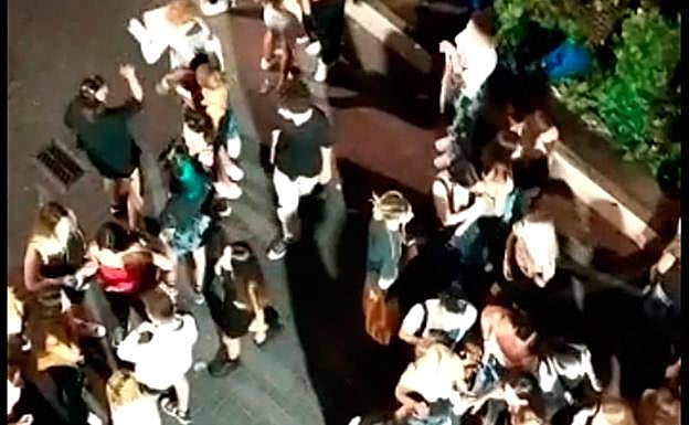 Jóvenes haciendo corrillos cerca de bares en Santa Eulalia, tras el cierre de la actividad. 