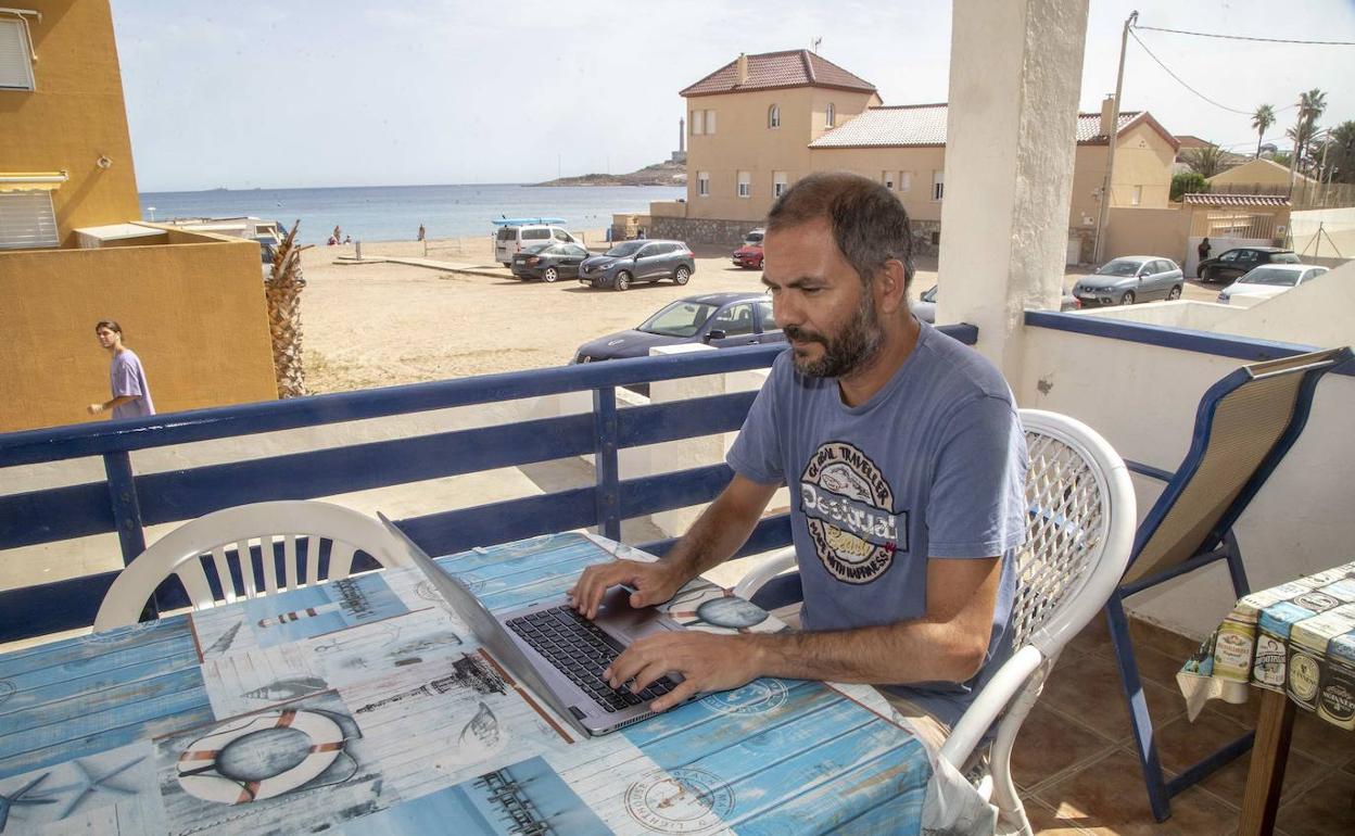 Un hombre teletrabajando desde casa, en una imagen de archivo.