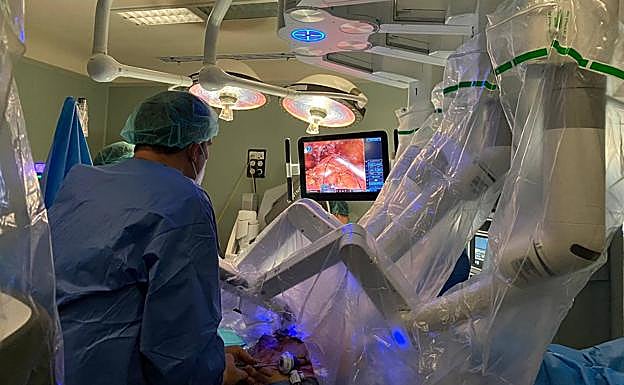 Un momento de la intervención con el robot Da Vinci, este viernes en el Reina Sofía.