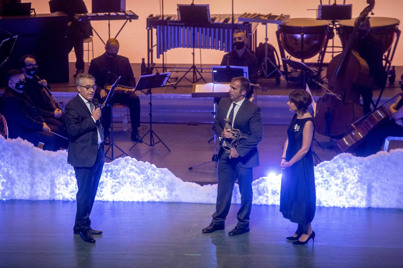 Gregorio Mármol, delegado de LA VERDAD en Cartagena, entregó el premio a los representantes del Festival Internacional de Cine de Cartagena