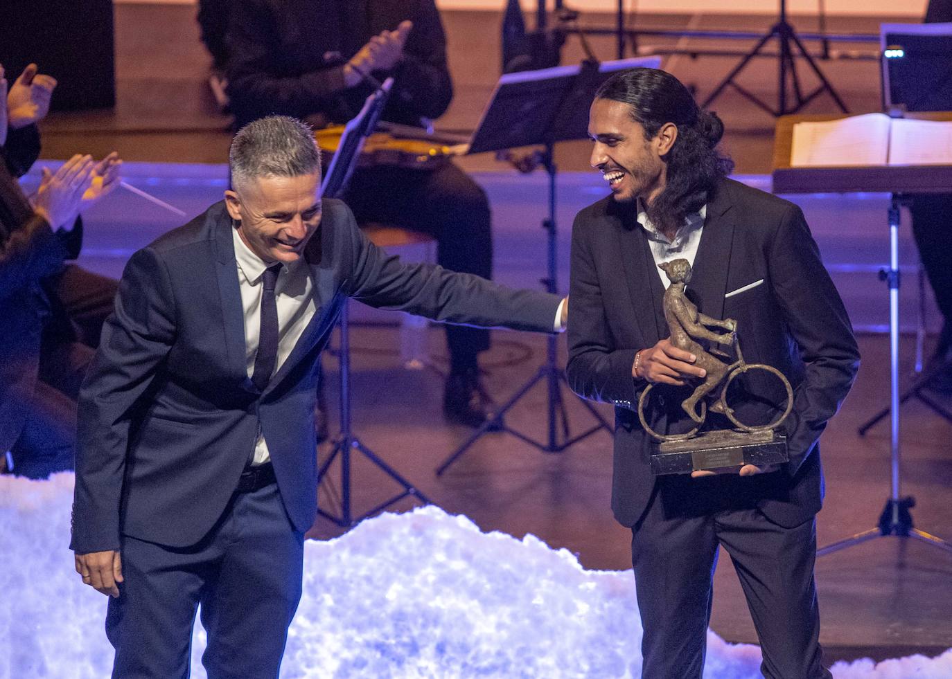 El periodista de LA VERDAD Francis J. Moya junto a Mohamed Katir.