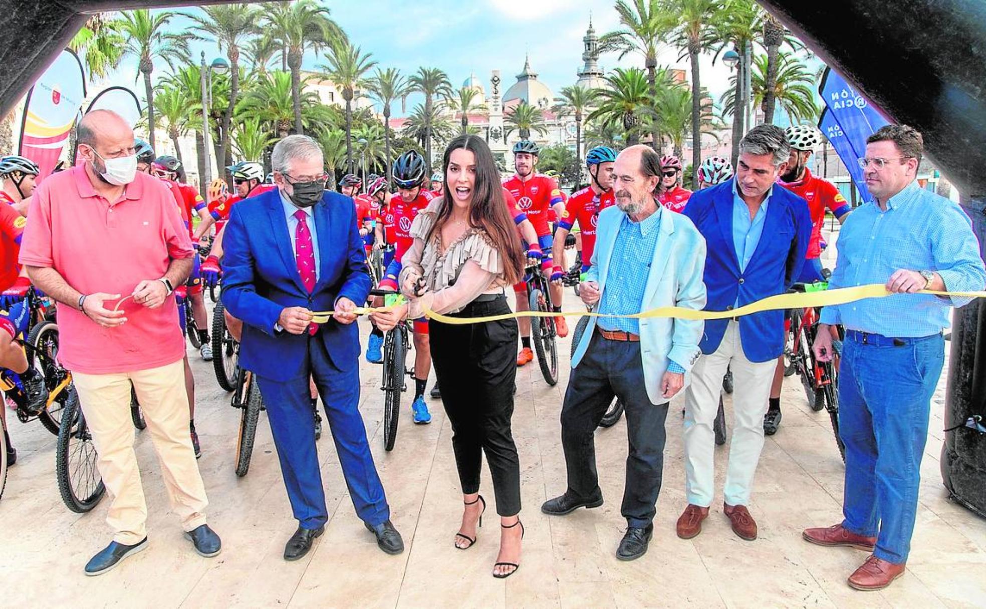 La cantante Ruth Lorenzo, madrina del evento, corta la cinta antes de la salida desde Cartagena. 