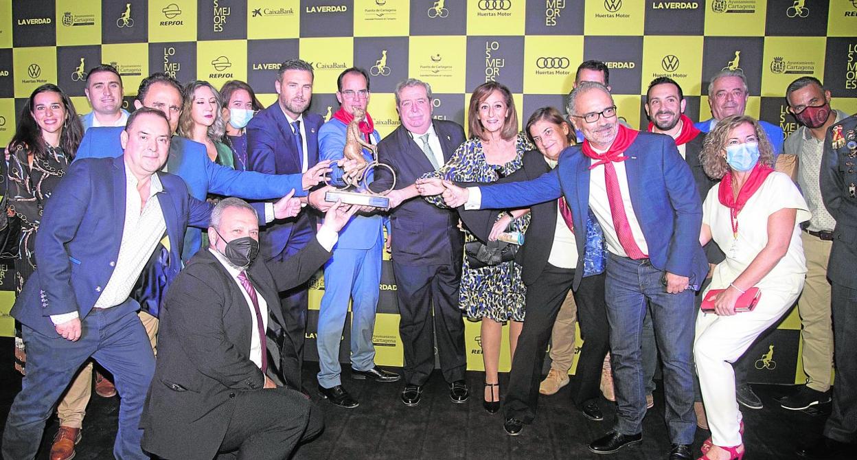 Miembros de los Caballos del Vino celebran el premio junto al alcalde de Caravaca, José Francisco García, y su antecesor en el cargo, José Moreno, además del presidente del Bando, Francisco Javier Gallego. 