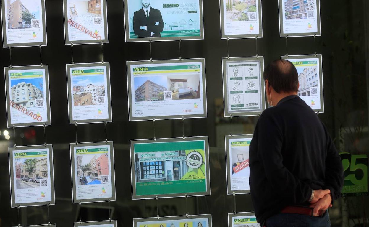 Un hombre observa el escaparate de una inmobiliaria, en una foto de archivo.