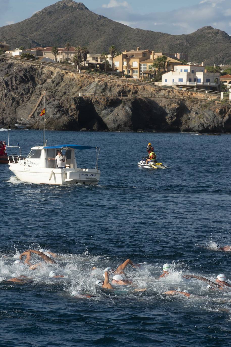 Fotos: Doscientos nadadores bordean el faro de Cabo de Palos