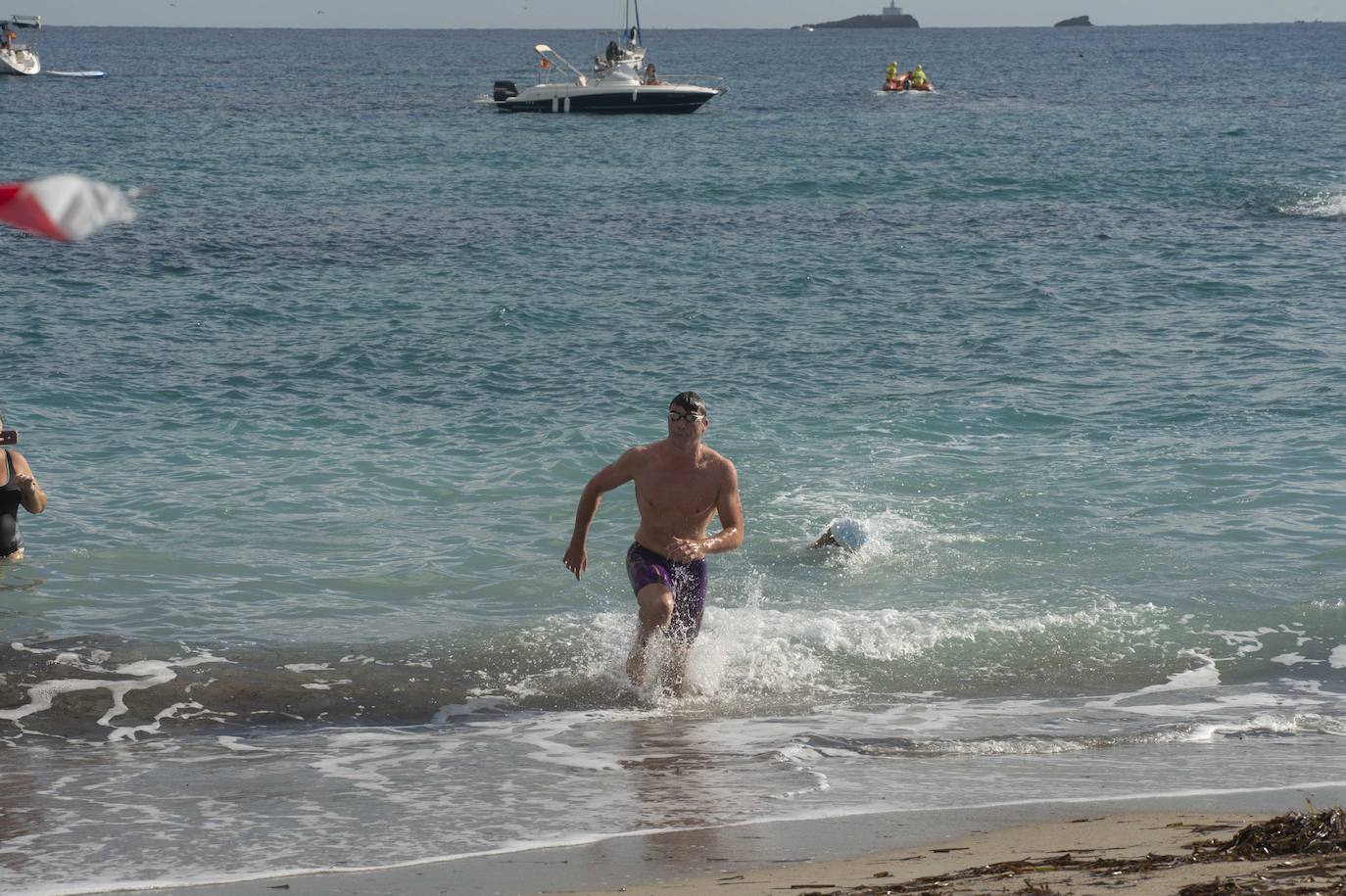 Fotos: Doscientos nadadores bordean el faro de Cabo de Palos