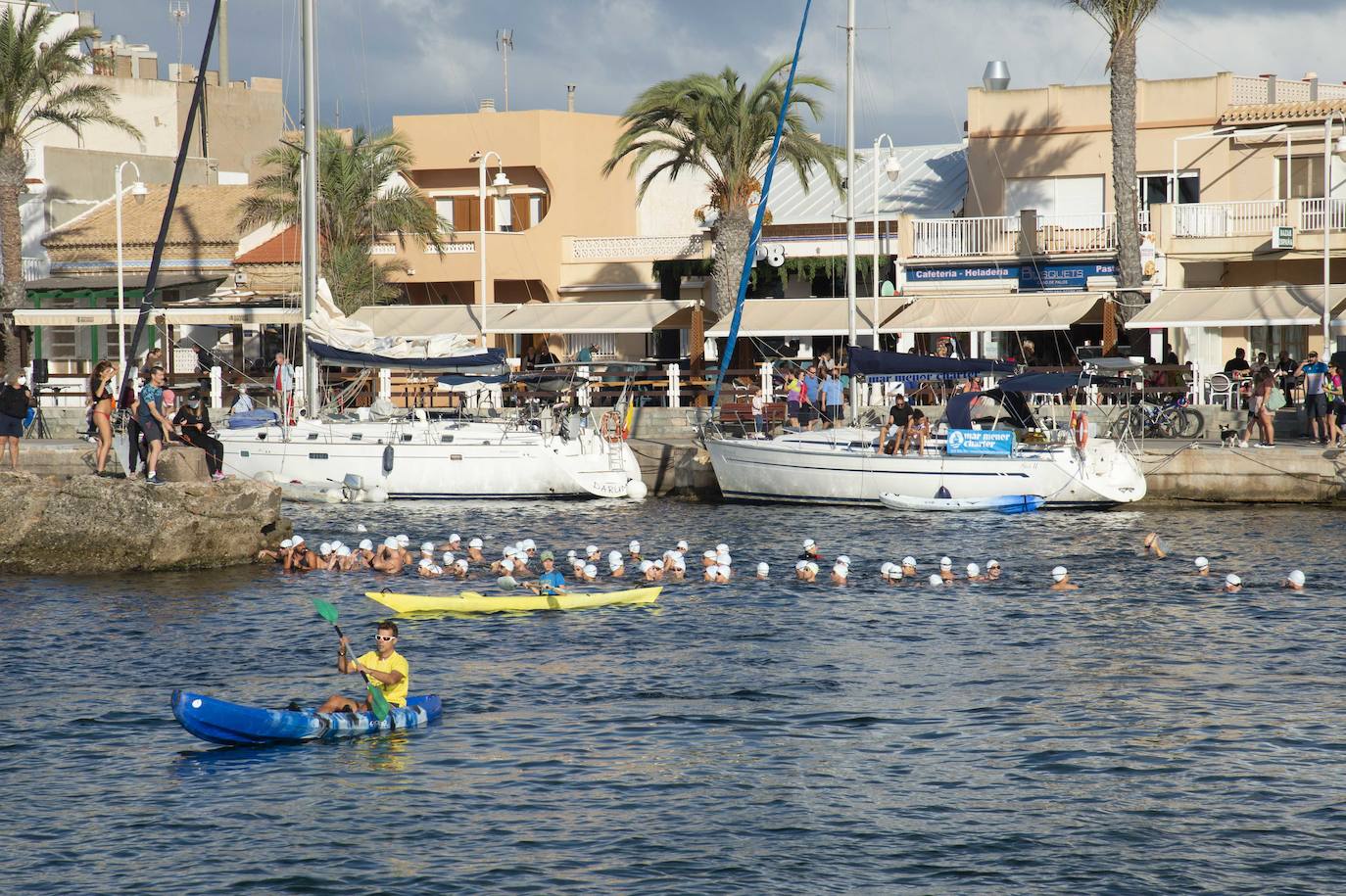 Fotos: Doscientos nadadores bordean el faro de Cabo de Palos
