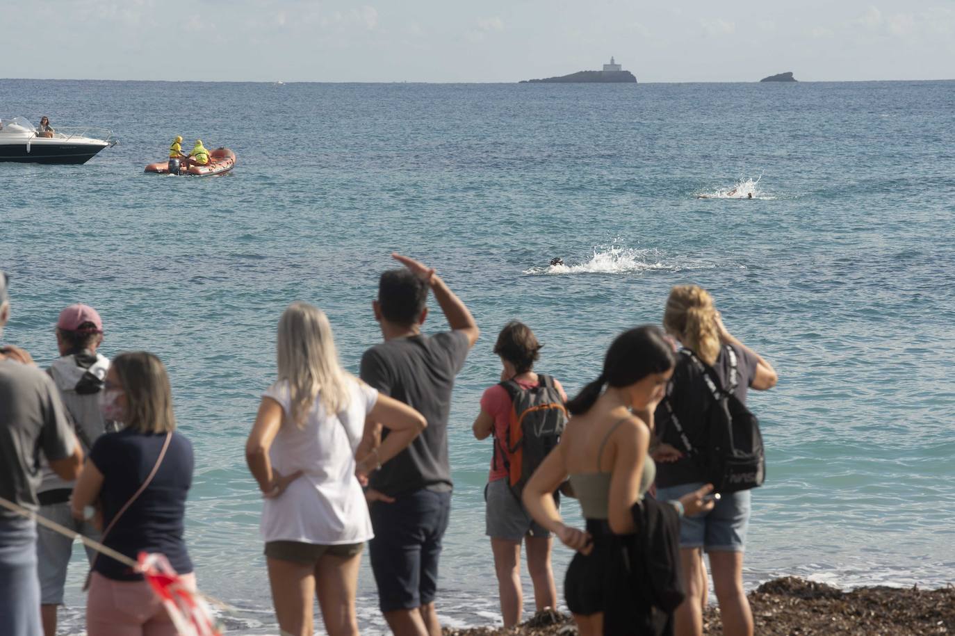 Fotos: Doscientos nadadores bordean el faro de Cabo de Palos