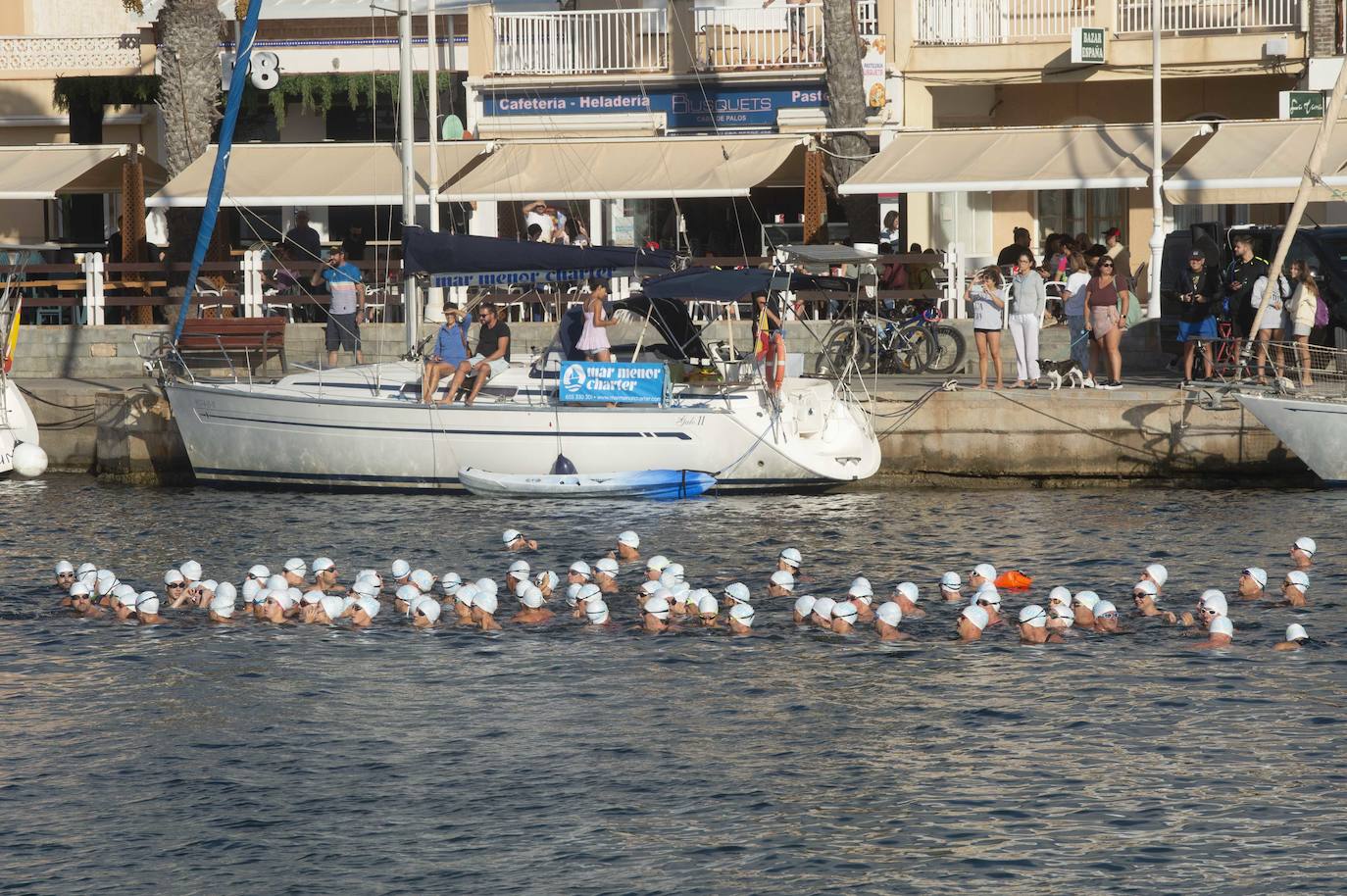 Fotos: Doscientos nadadores bordean el faro de Cabo de Palos