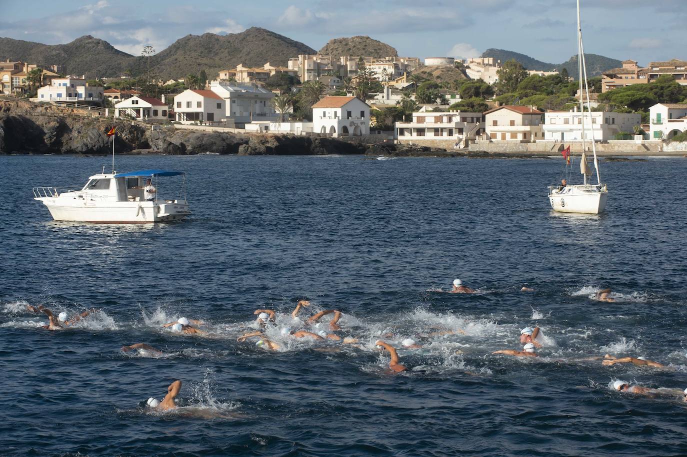Fotos: Doscientos nadadores bordean el faro de Cabo de Palos