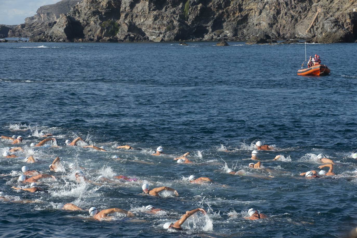 Fotos: Doscientos nadadores bordean el faro de Cabo de Palos