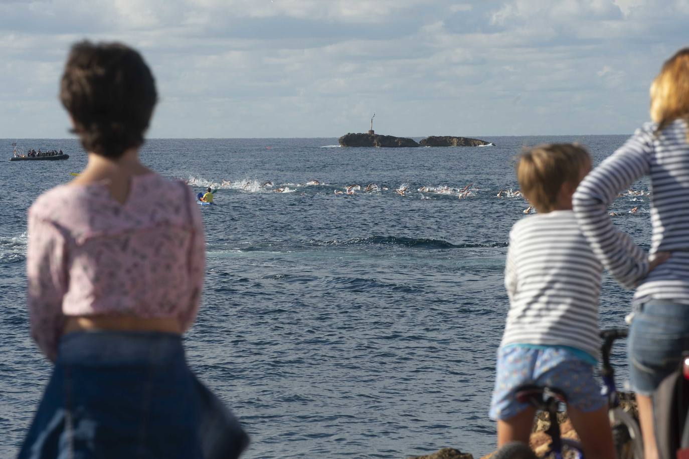 Fotos: Doscientos nadadores bordean el faro de Cabo de Palos