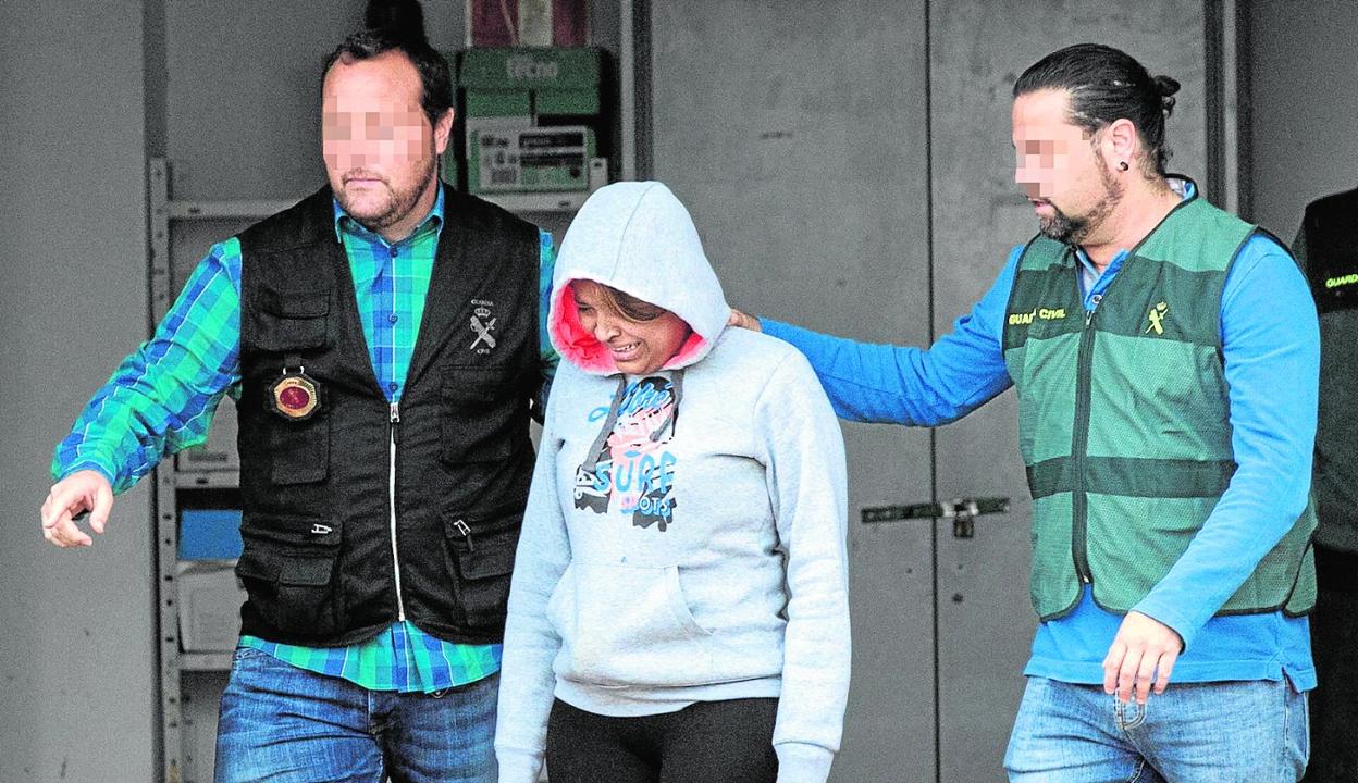 Sofía, llorando, mientras es conducida por dos guardias civiles hacia el juzgado de guardia de San Javier en marzo de 2019. 