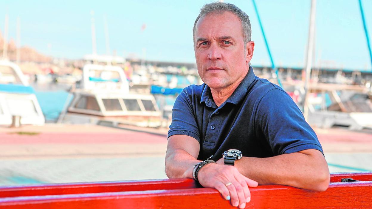 Sebas López, entrenador del Atlético Pulpileño, ayer por la tarde en el puerto pesquero de Águilas. 