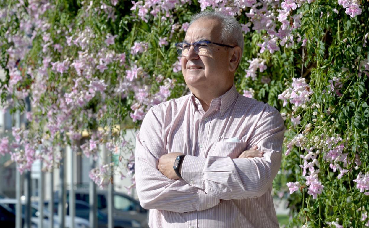 Rafael González Tovar, ayer, en un parque del centro de Murcia. 