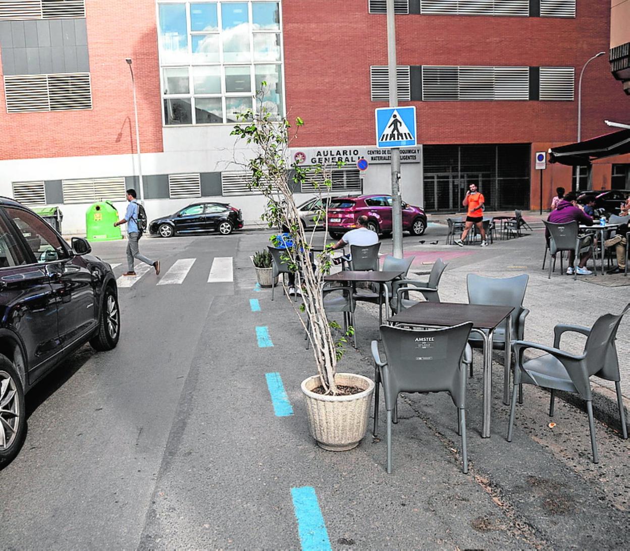 Terraza de un bar en zona de aparcamiento junto a la UPCT. 