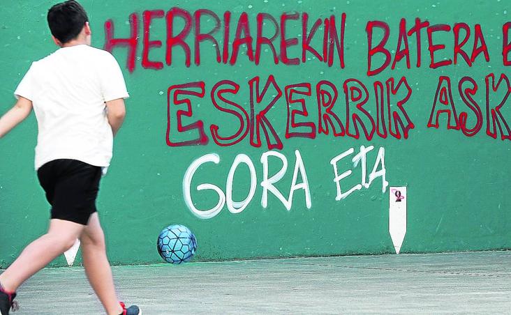 Nostálgicos. Todavía pueden verse en varios municipios arengas a la banda terrorista.